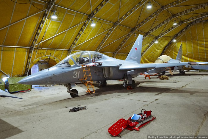 Bên trong nhà chứa máy bay Yak-130, cơ sở vật chất của nhà trường